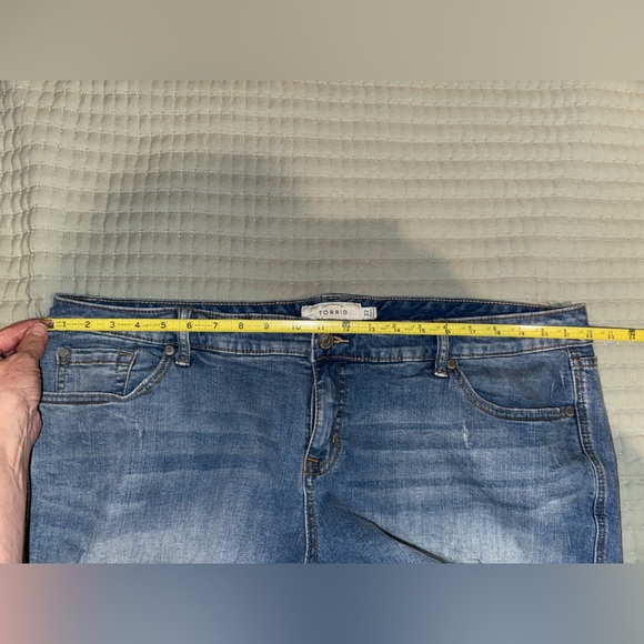 Torrid plus size distressed Jean Shorts with White Lace Trim. Size 22. GUC - Picture 10 of 11